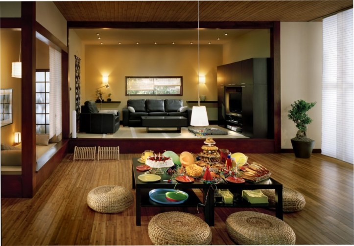 brown-wooden-floor-with-lblack-table-and-cluttery-pillow-chairs-green-plants-pendant-lamp-dining-room-915x637